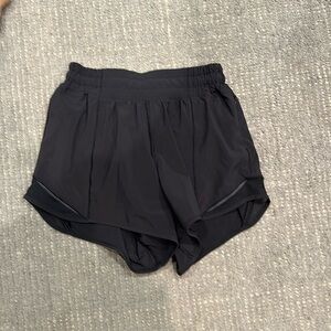 Lululemon hotty hot shorts (4 in)